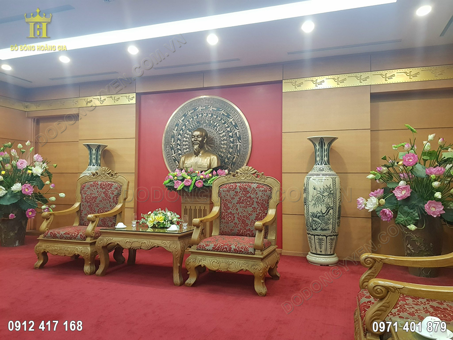 Mặt trống đồng được treo tại ph&ograve;ng hội nghị, ngay ph&iacute;a sau tượng b&aacute;n th&acirc;n B&aacute;c Hồ